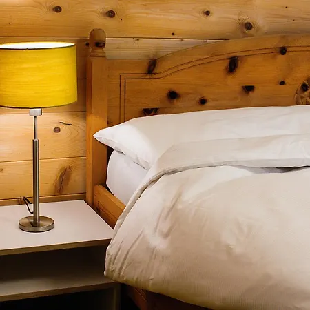 Landhus 여관 Almens